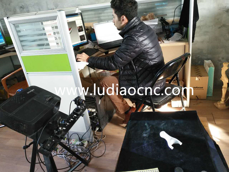 沙特客户在学习三维立体扫描仪，扫描鞋楦专用